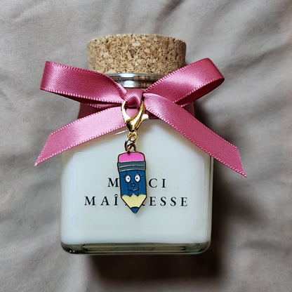 Grande bougie parfumée artisanale Mamie Candle avec étiquette blanche élégante portant l'inscription Merci Maîtresse, pot en verre transparent-mamiecandle