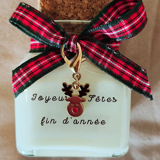 Bougie Joyeuses fêtes de fin d'année posée sur une table de Noël festive.