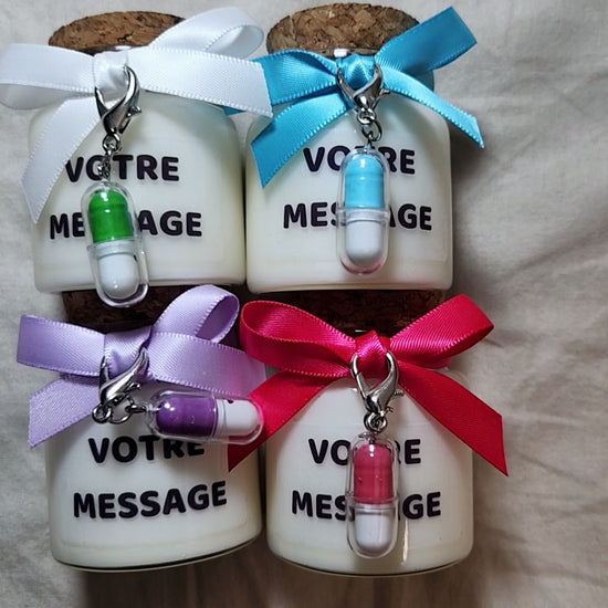 Bougie thématique médicale avec pendentif gélule – Cadeau original pour docteur, interne en médecine ou équipe d'officine.