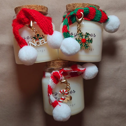 Vidéo gros plan sur la mini écharpe et le texte personnalisé de la bougie de Noël