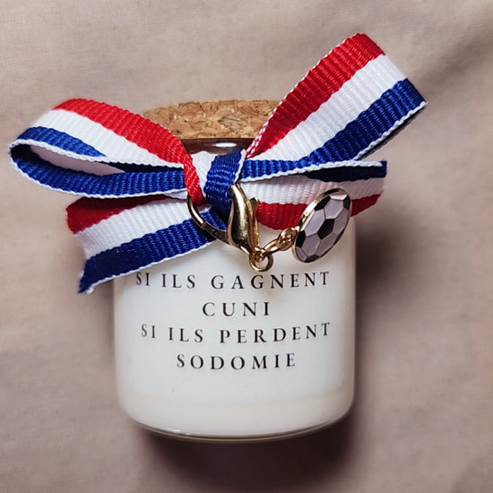 Bougie parfumée humoristique avec une inscription osée pour adulte sur le thème des paris de football en couple, allumée en intérieur. mamiecandle