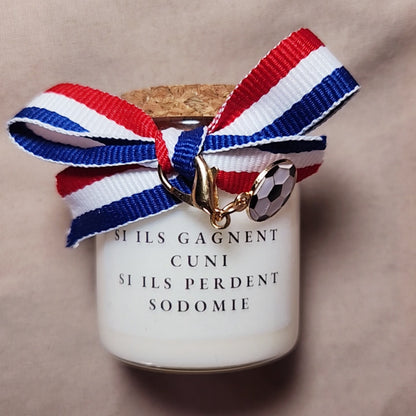 Bougie parfumée humoristique avec une inscription osée pour adulte sur le thème des paris de football en couple, allumée en intérieur. mamiecandle