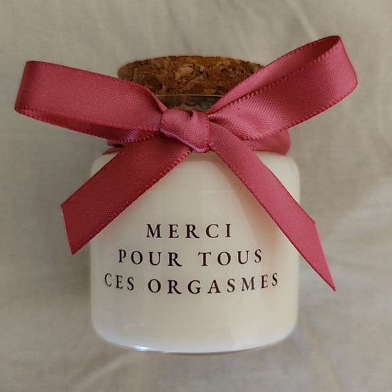 Bougie coquine allumée dans une chambre, idée de cadeau de couple insolite et rigolo