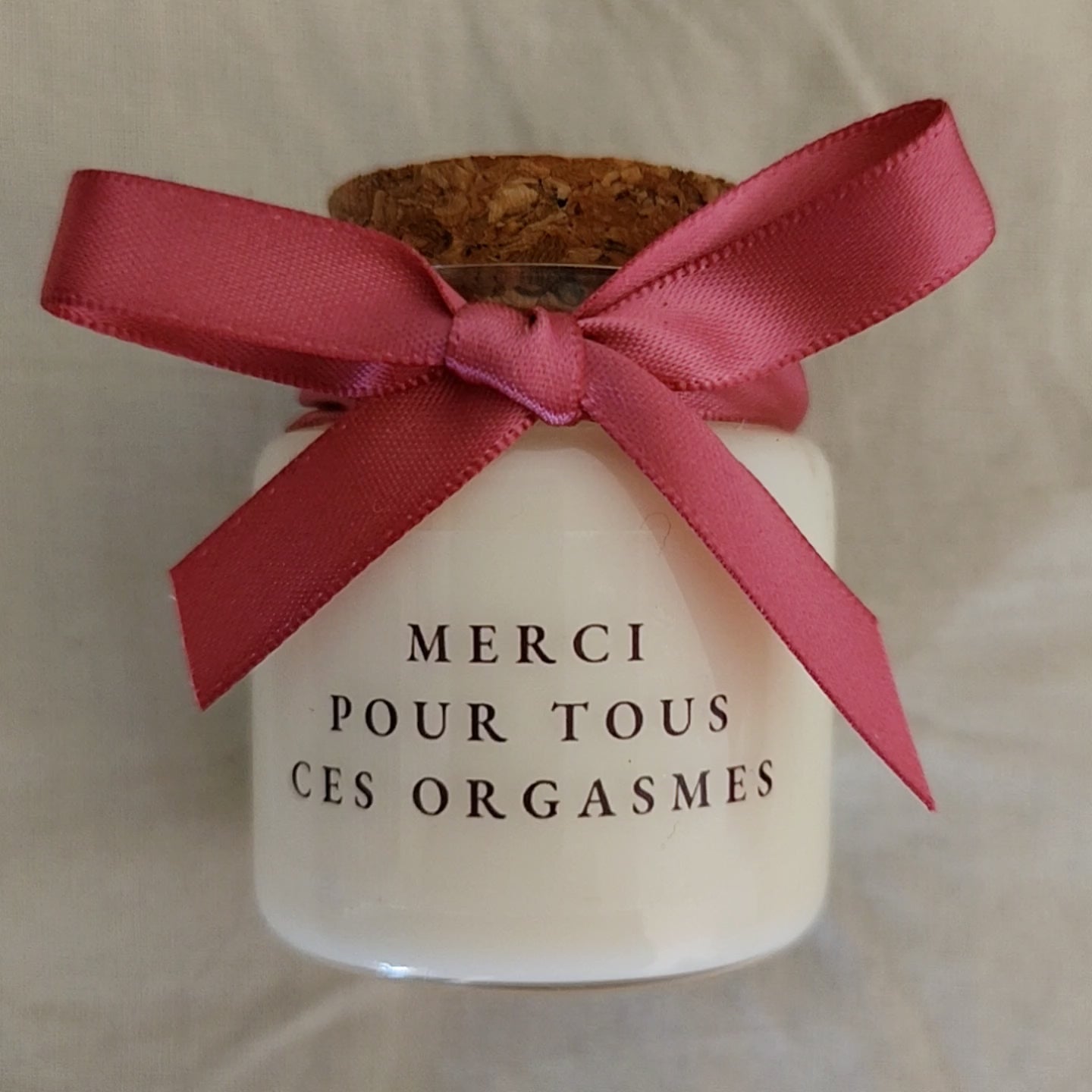 Bougie coquine allumée dans une chambre, idée de cadeau de couple insolite et rigolo