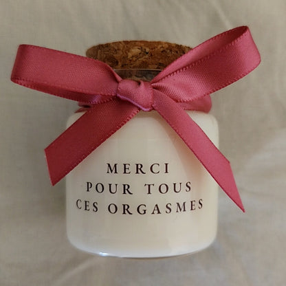 Bougie coquine allumée dans une chambre, idée de cadeau de couple insolite et rigolo