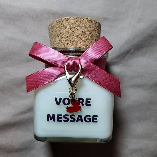 Bougie bijou Amour Mamie Candle avec un pendentif en forme de cœur qui se dévoile dans la cire-mamiecandle
