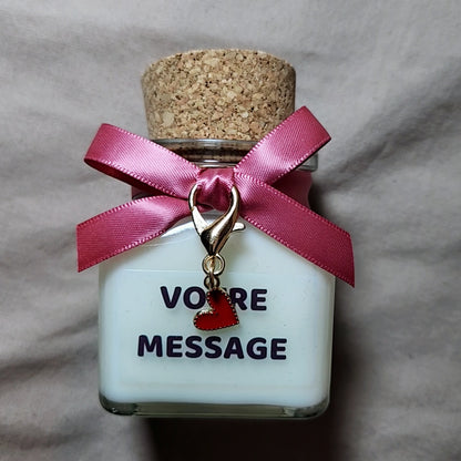 Bougie bijou Amour Mamie Candle avec un pendentif en forme de cœur qui se dévoile dans la cire-mamiecandle