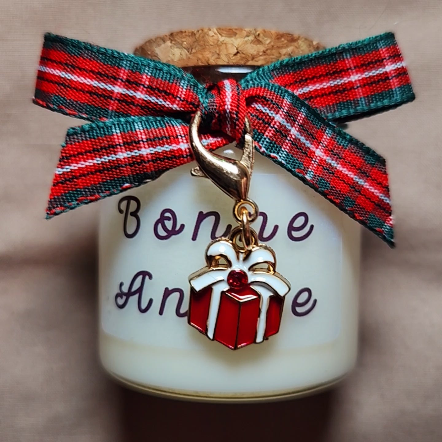 Courte vidéo d'ambiance montrant la bougie Bonne Année allumée au milieu de décorations de fête dorées