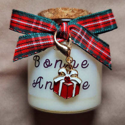 Courte vidéo d'ambiance montrant la bougie Bonne Année allumée au milieu de décorations de fête dorées