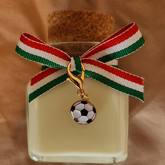 Bougie parfumée humoristique avec l'inscription Ne simule pas comme un footballeur italien, décorée d'un élégant ruban en tissu aux couleurs du drapeau de l'Italie.mamiecandle