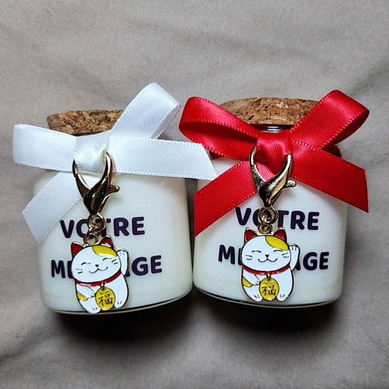 Grande bougie artisanale personnalisée Mamie Candle avec illustration de chat japonais Maneki Neko blanc-mamiecandle