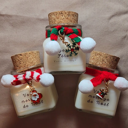 Vidéo de la bougie personnalisée de Noël avec sa petite écharpe, allumée dans une ambiance festive.
