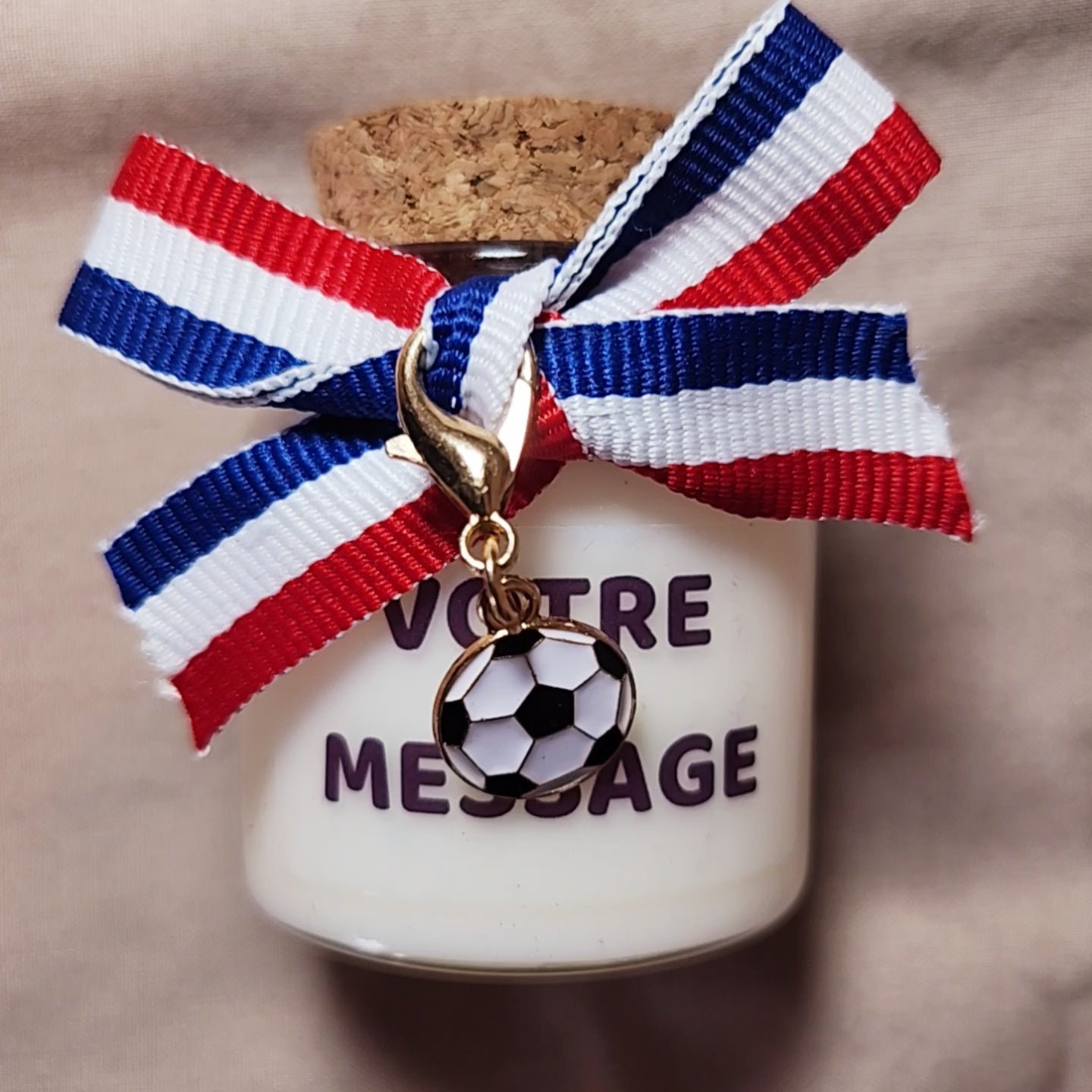Bougie thématique football pour supporter de club français – Cadeau idéal pour fan de foot et ambiance soir de match.mamiecandle