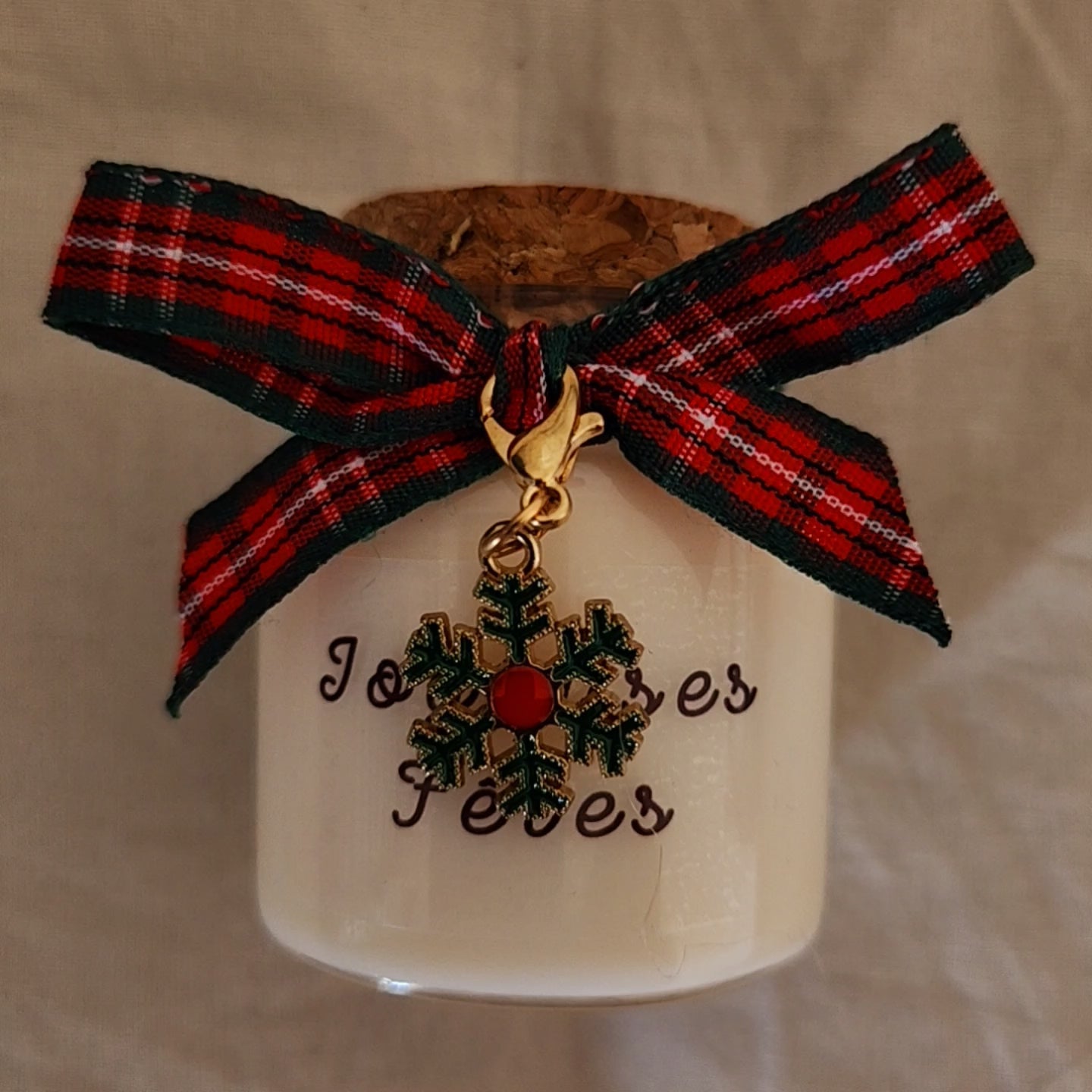 Vidéo de présentation de la bougie Joyeuses Fêtes allumée dans un décor d'hiver
