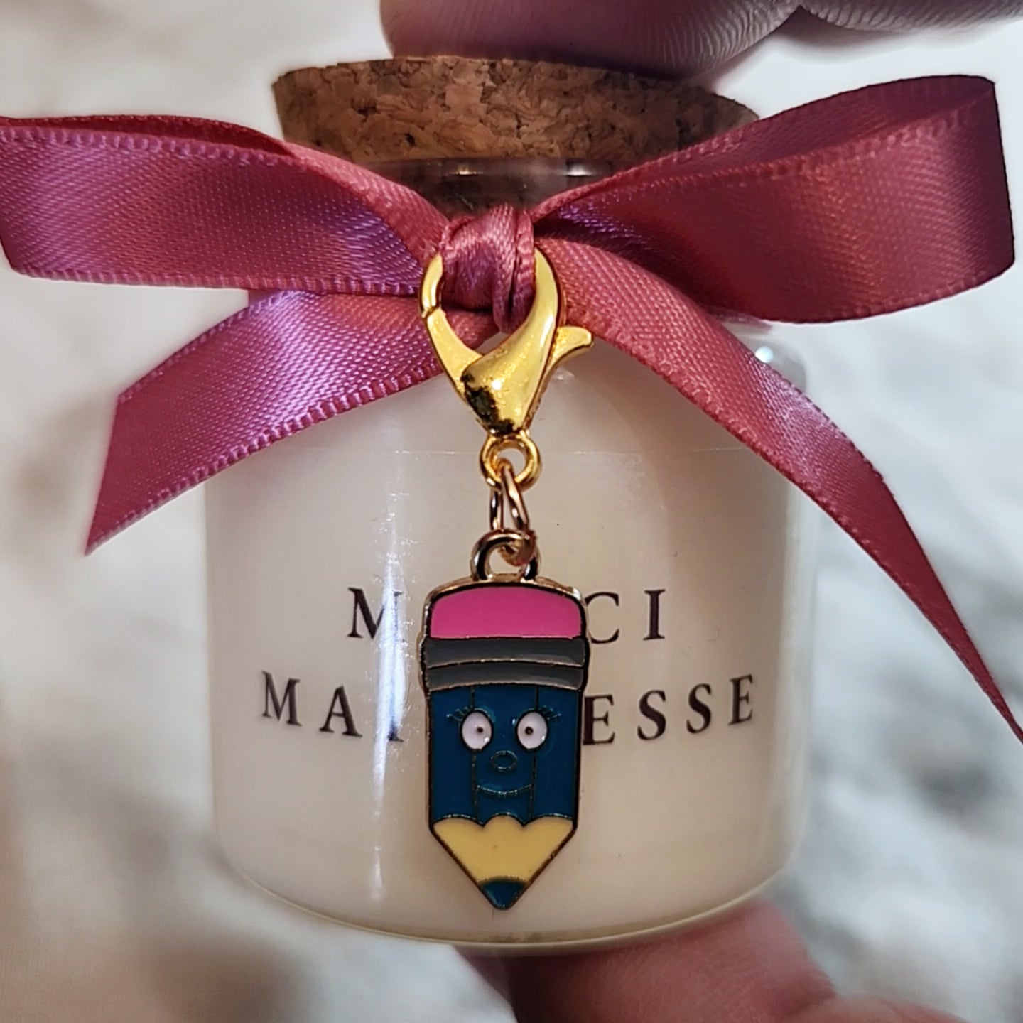 Bougie parfumée Mamie Candle avec étiquette Merci Maîtresse, pot en verre ambré-ATSEM