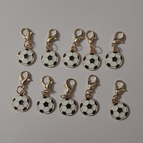 Petit pendentif en forme de ballon de football classique blanc et noir monté sur un fermoir mousqueton doré.mamiecandle