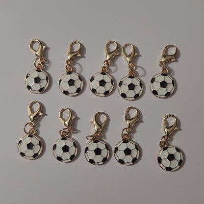Petit pendentif en forme de ballon de football classique blanc et noir monté sur un fermoir mousqueton doré.mamiecandle