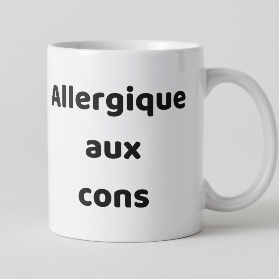 Tasse blanche en céramique avec texte noir "Allergique aux cons", design minimaliste pour le bureau, fabrication française par Mamie Candle.